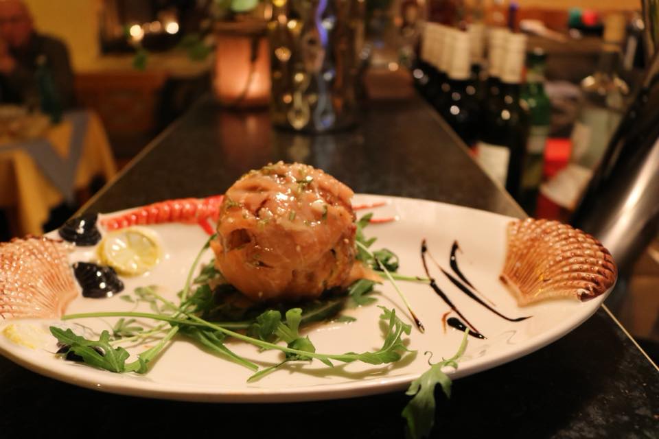 Valentinstag 2018 - Fischmenü ... 1.Gang:  Safranreisbällchen gefüllt mit Brokkoli und Mozzarella, umhüllt von Räucherlachs und Sesam auf edler Champagnercreme