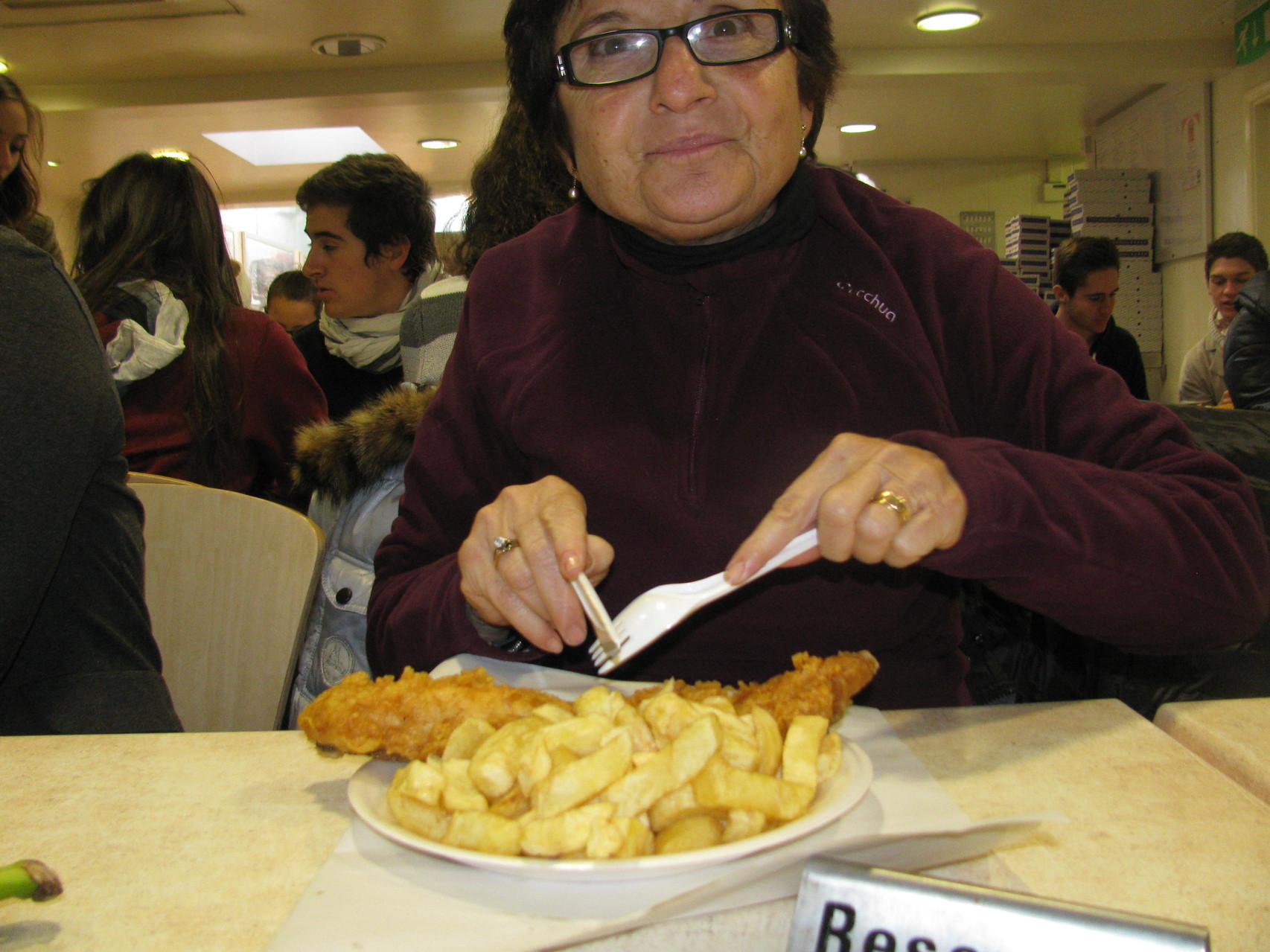 Mme NAVARRO entrain de déguster son fish and chips 