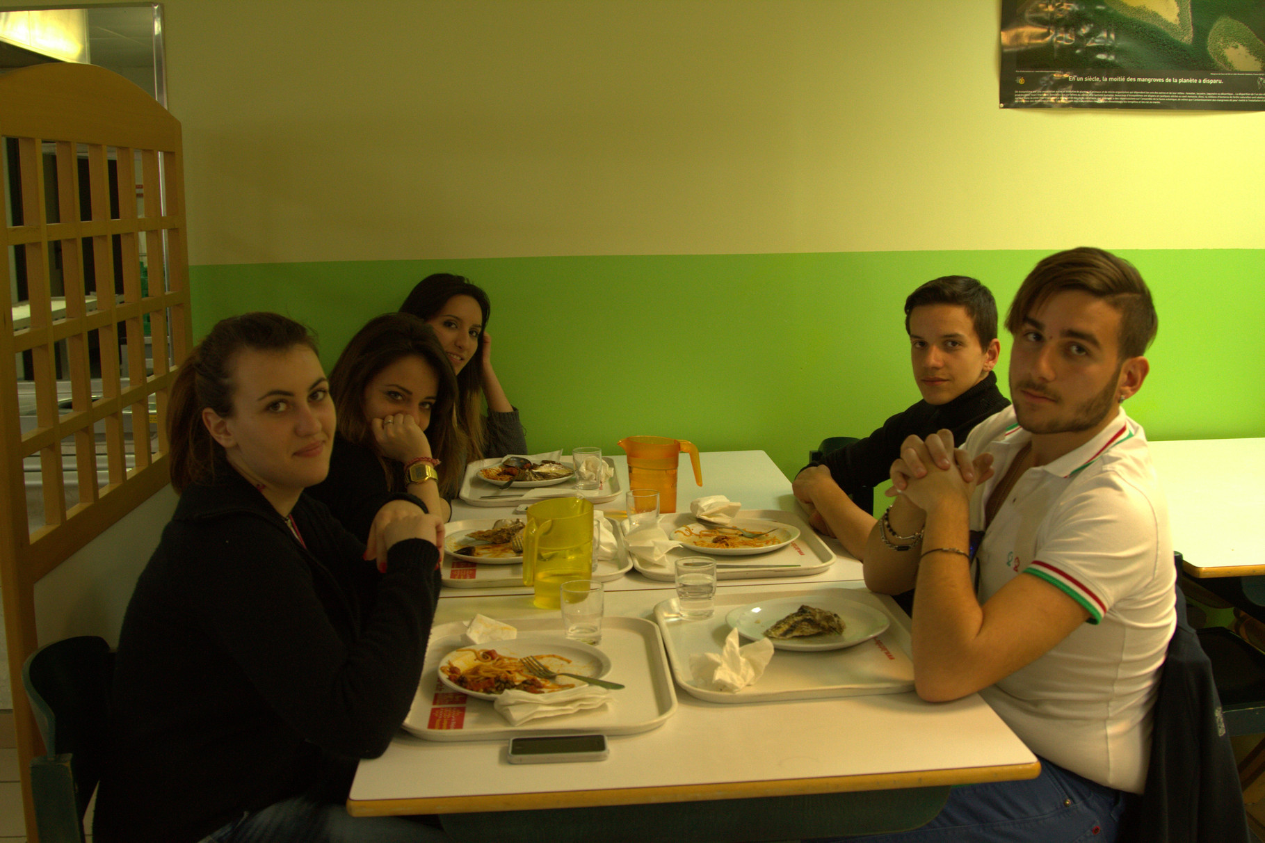 Nos amis Siciliens en plein repas ...Our dear sicilian friends having their meal.