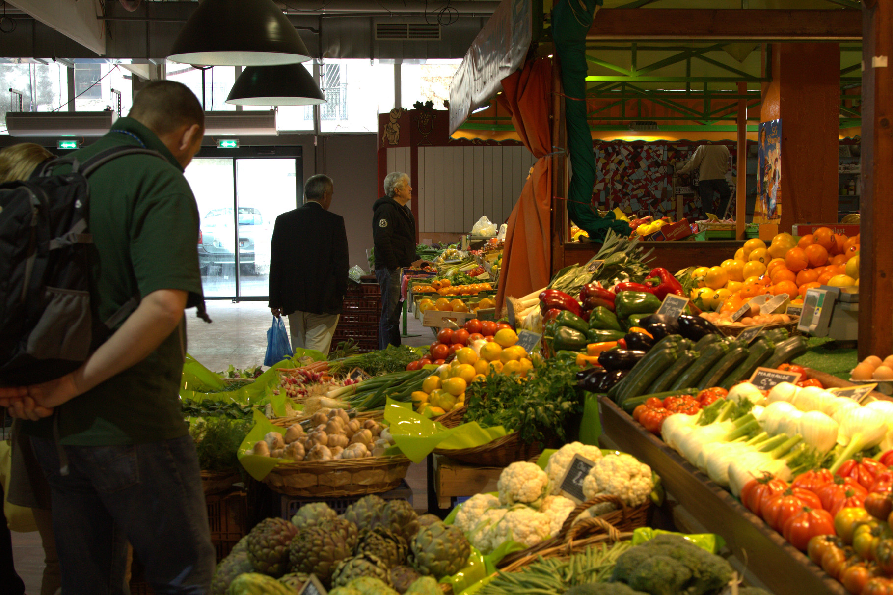 L'étal de fruits et légumes - The fruit and vegetables stall.