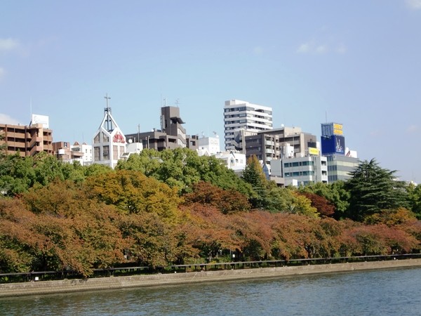 船上からの眺めです。桜並木が紅葉を始めています。