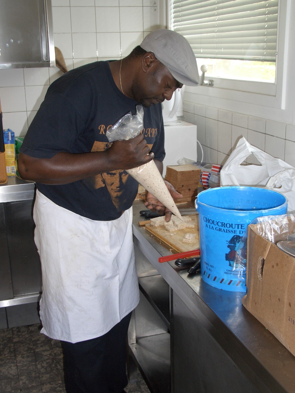 Le chef Hugues N'Gankam aux fourneaux