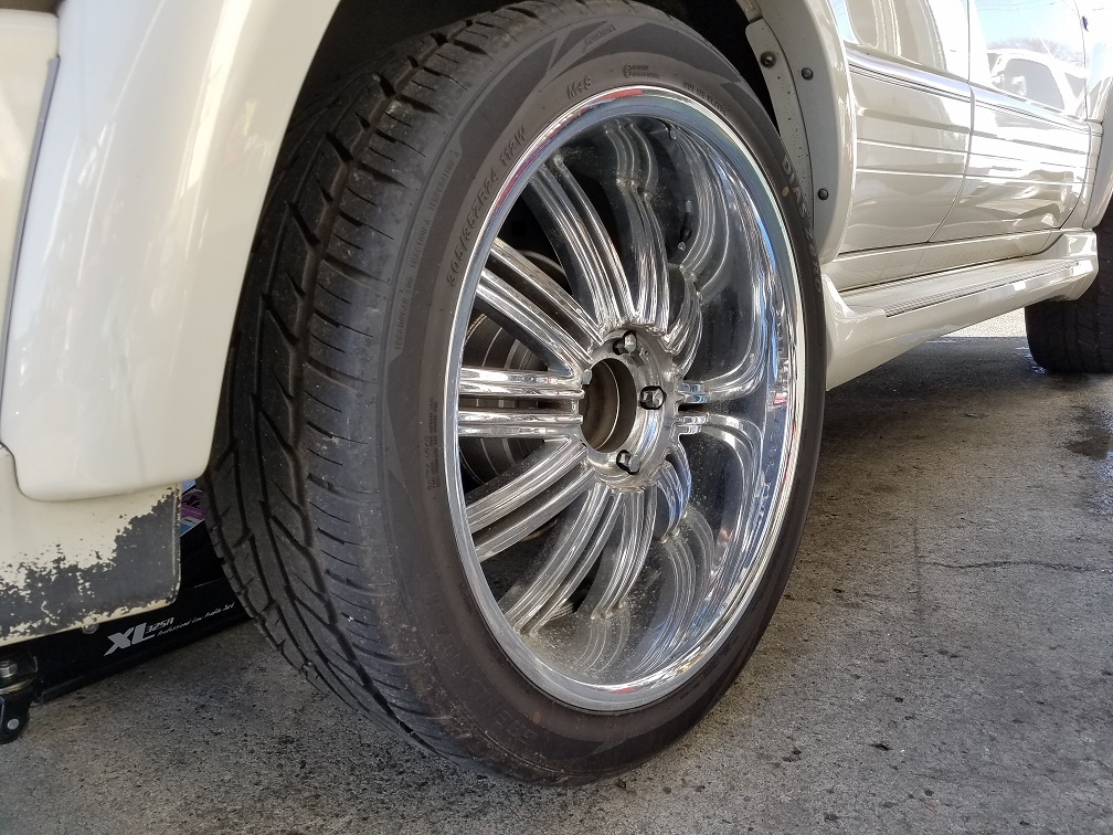 M様よりホイール付きタイヤ付け替え作業を承りました 