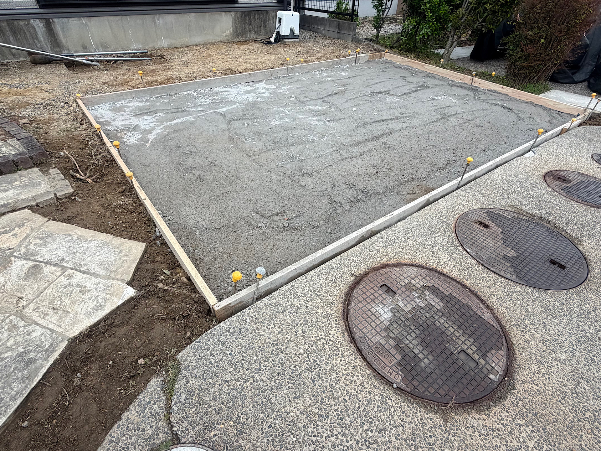 レベル調整します。（施工中）
