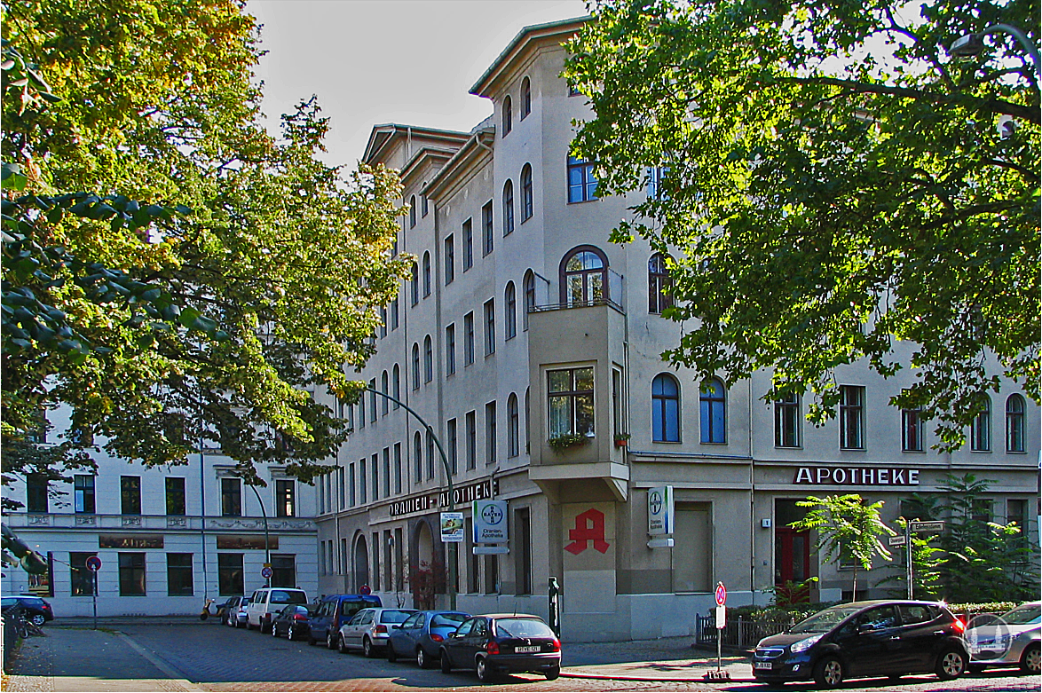 Oranien - Apotheke und Brasserie Ora, Berlin - Kreuzberg. Ansicht, als die Apotheke noch in Betrieb war.