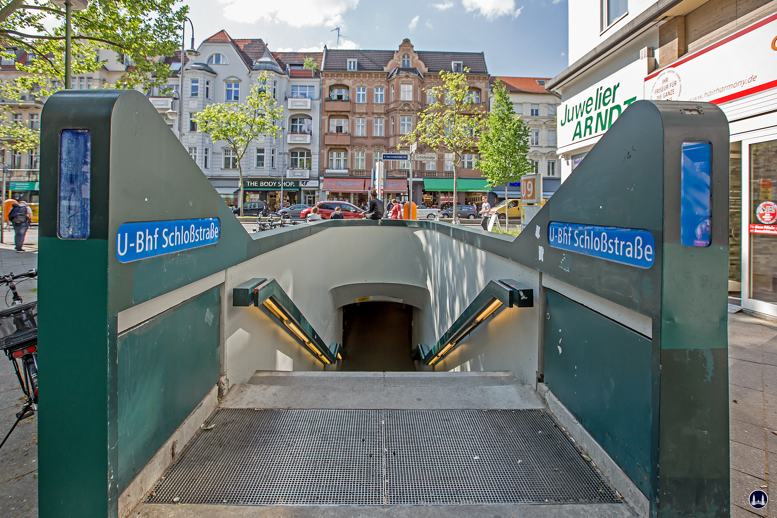 Das Ensemble U - Bahnhof Schloßstraße. Eingang Deitmerstraße.