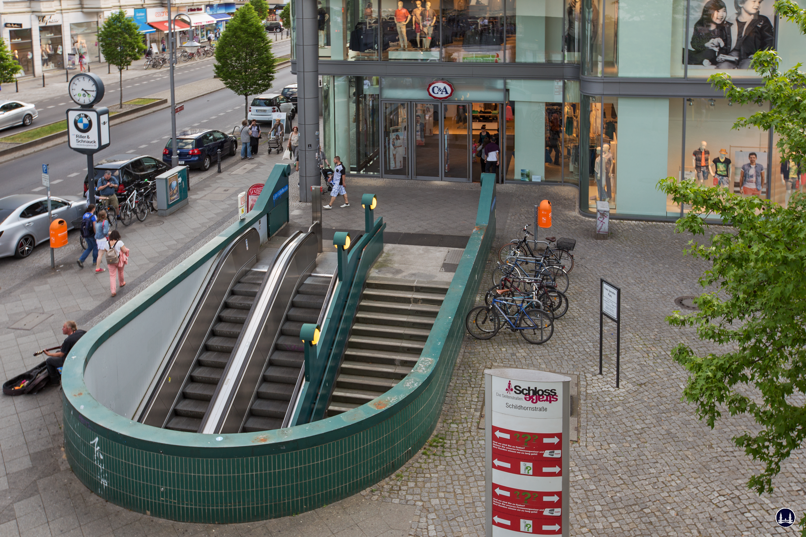 Das Ensemble U - Bahnhof Schloßstraße. Eingang vor dem C & A Textilkaufhaus.