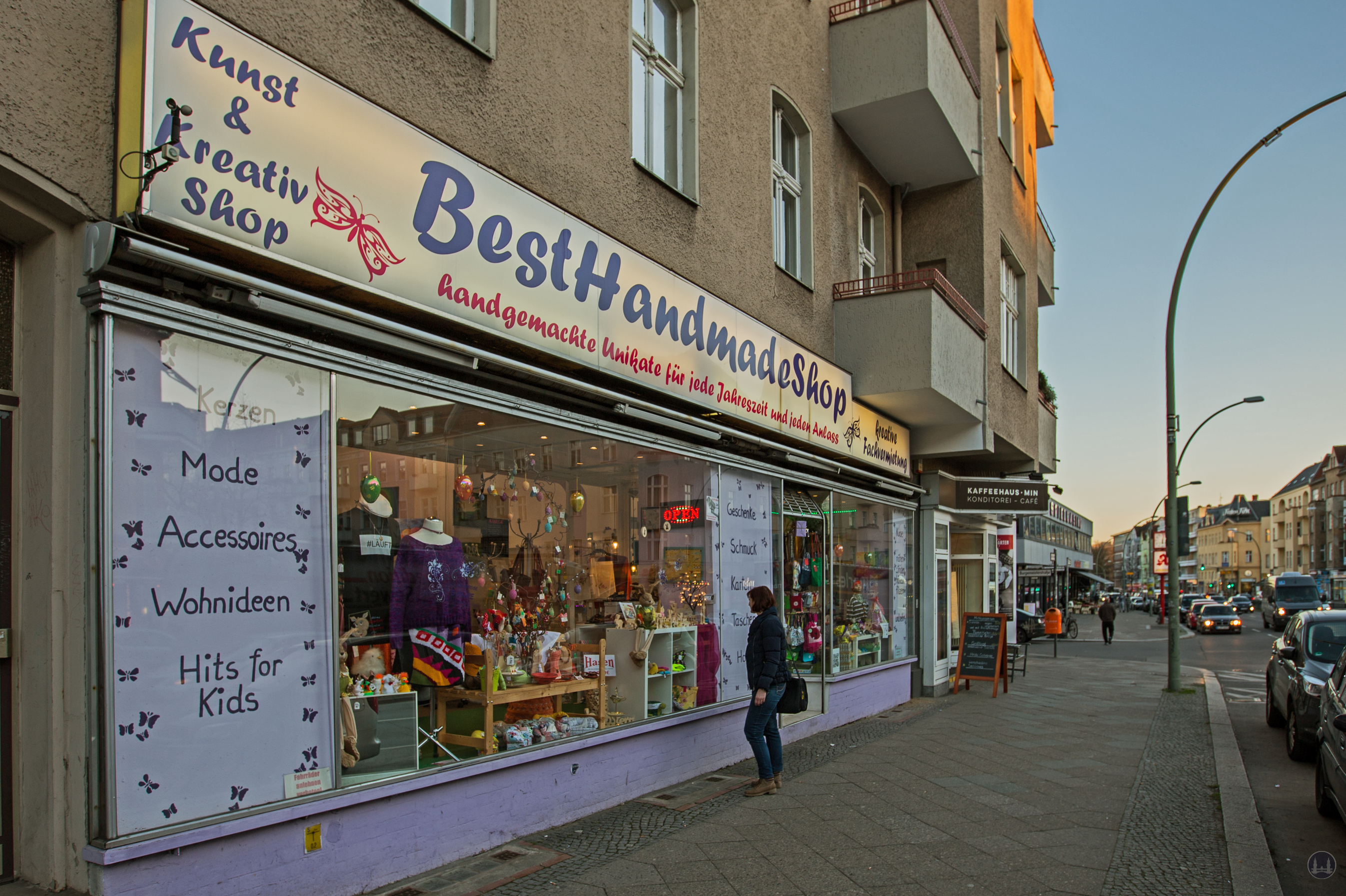 Der BestHandmadeShop am Tempelhofer Damm. Blick auf das Schaufenster.