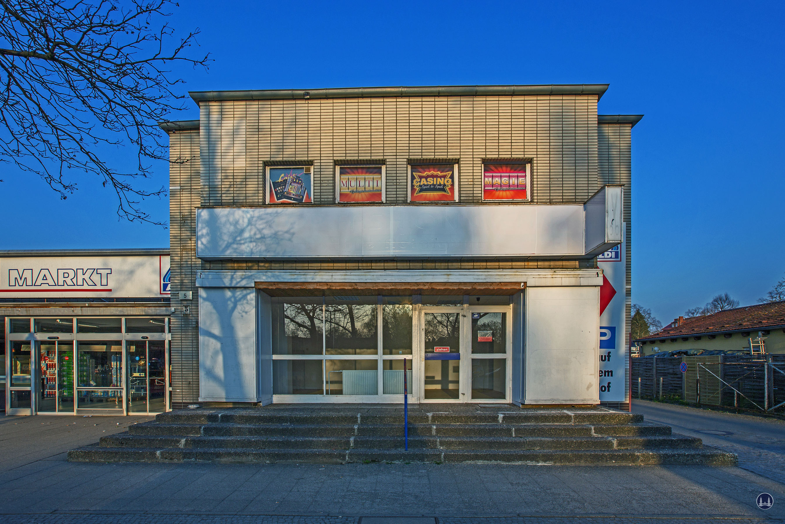 Bismarck - Lichtspiele, Zescher Straße in Lichtenrade. Frontansicht des ehemaligen Kinos vor dem Abbruch