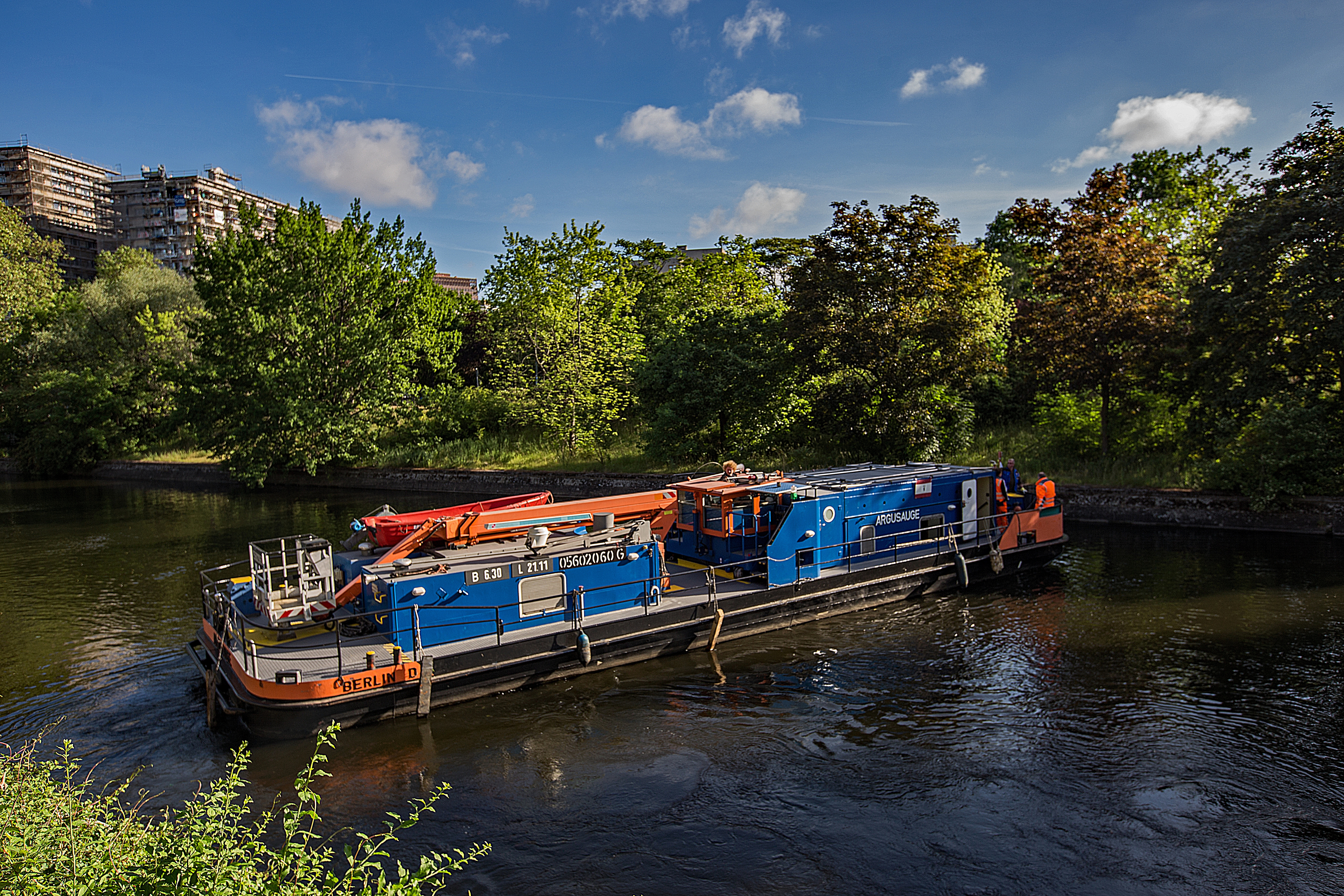 Brückenprüfschiff Argusauge dreht im Landwehrkanal in Kreuzberg.