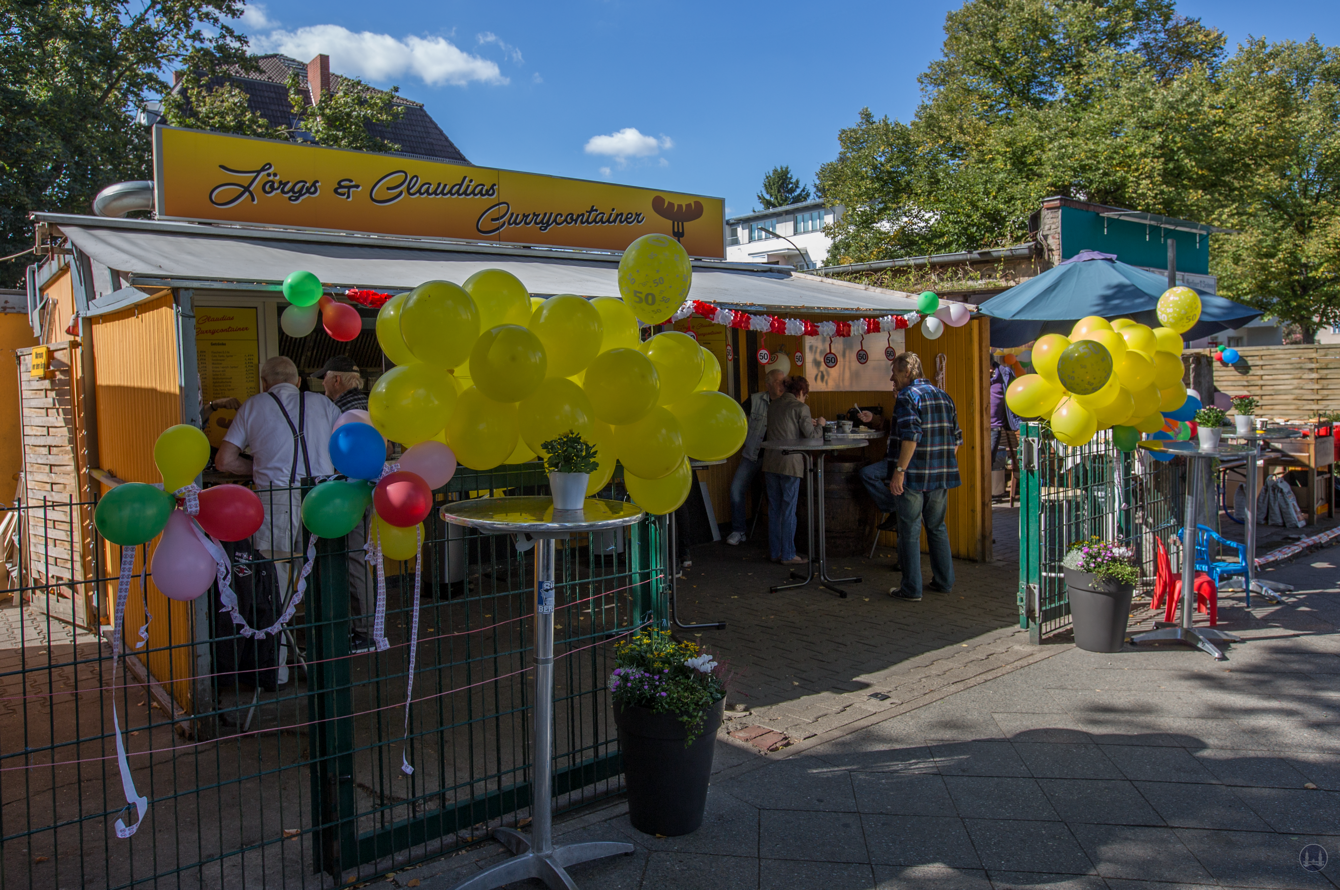 Jörg´s Curry - Container in Marienfelde. Ausschmückung des Currywurst- Standes zum 50-jährigen Jubiläum.