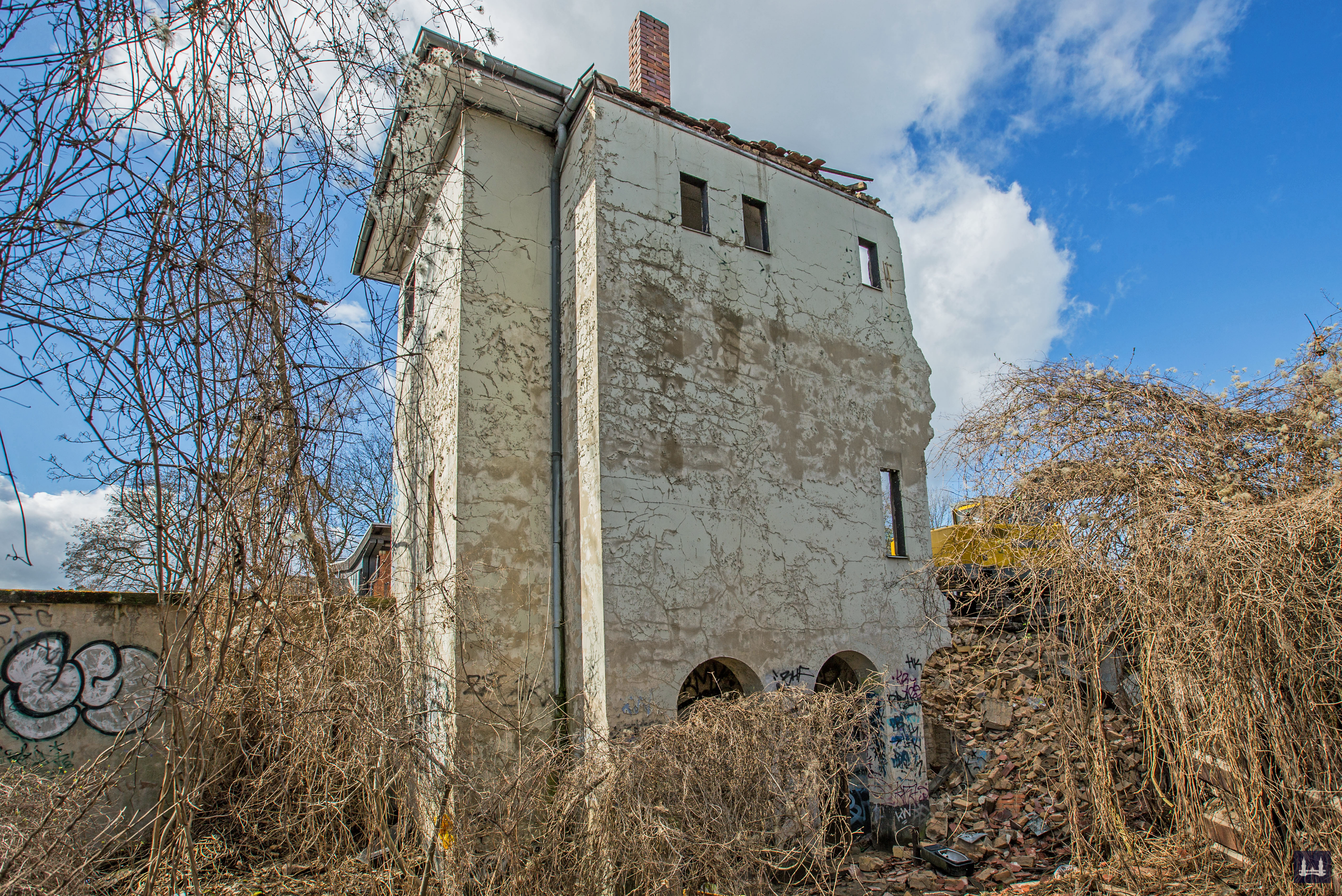 Berlin - Tempelhof. Stellwerk Tfd Attilastraße. Die Rückseite des Stellwerks während des Abbruchs.