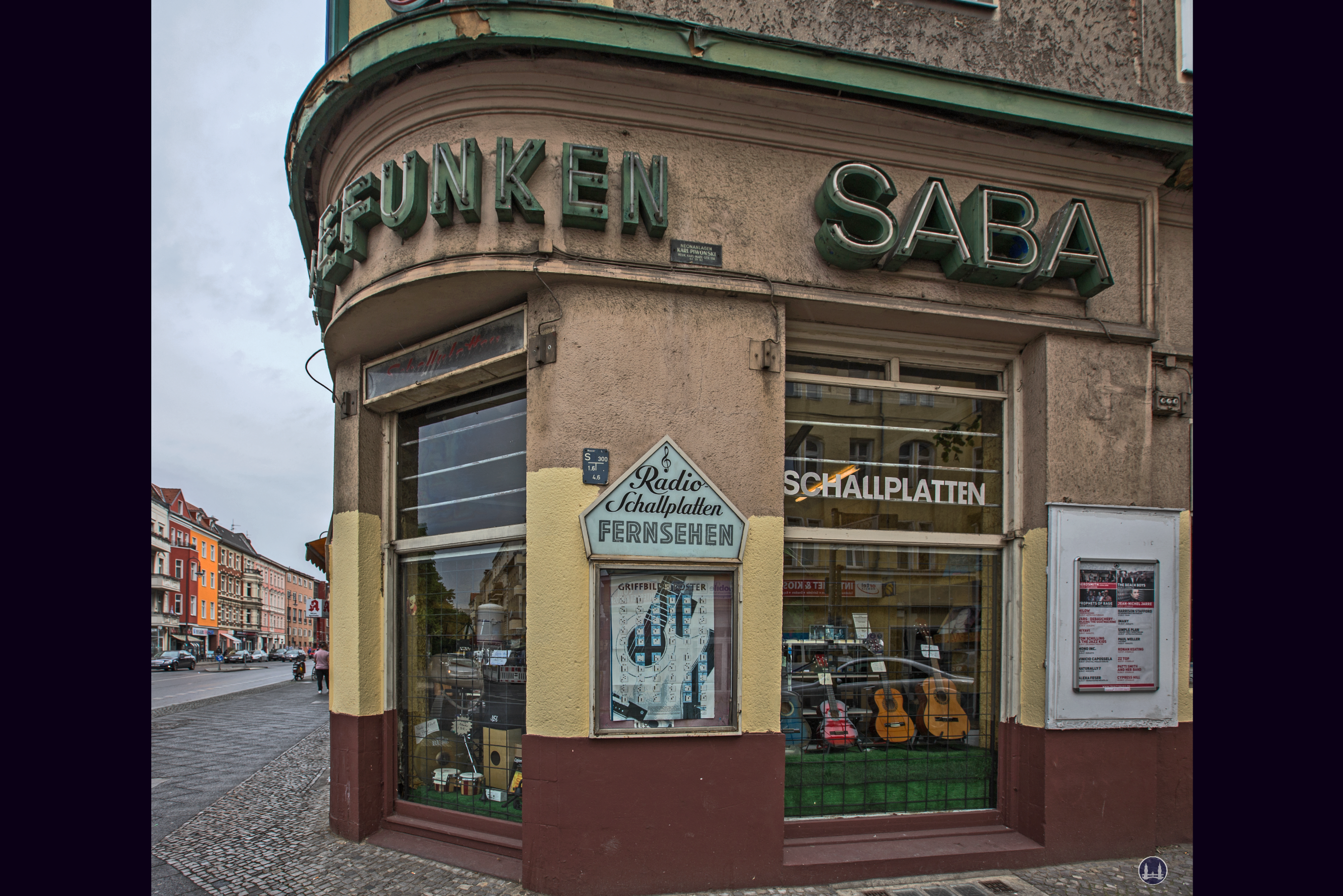 Musikhaus Bading in Berlin - Neukölln, Karl - Marx - Straße. Eckfenster zur Thomasstraße.