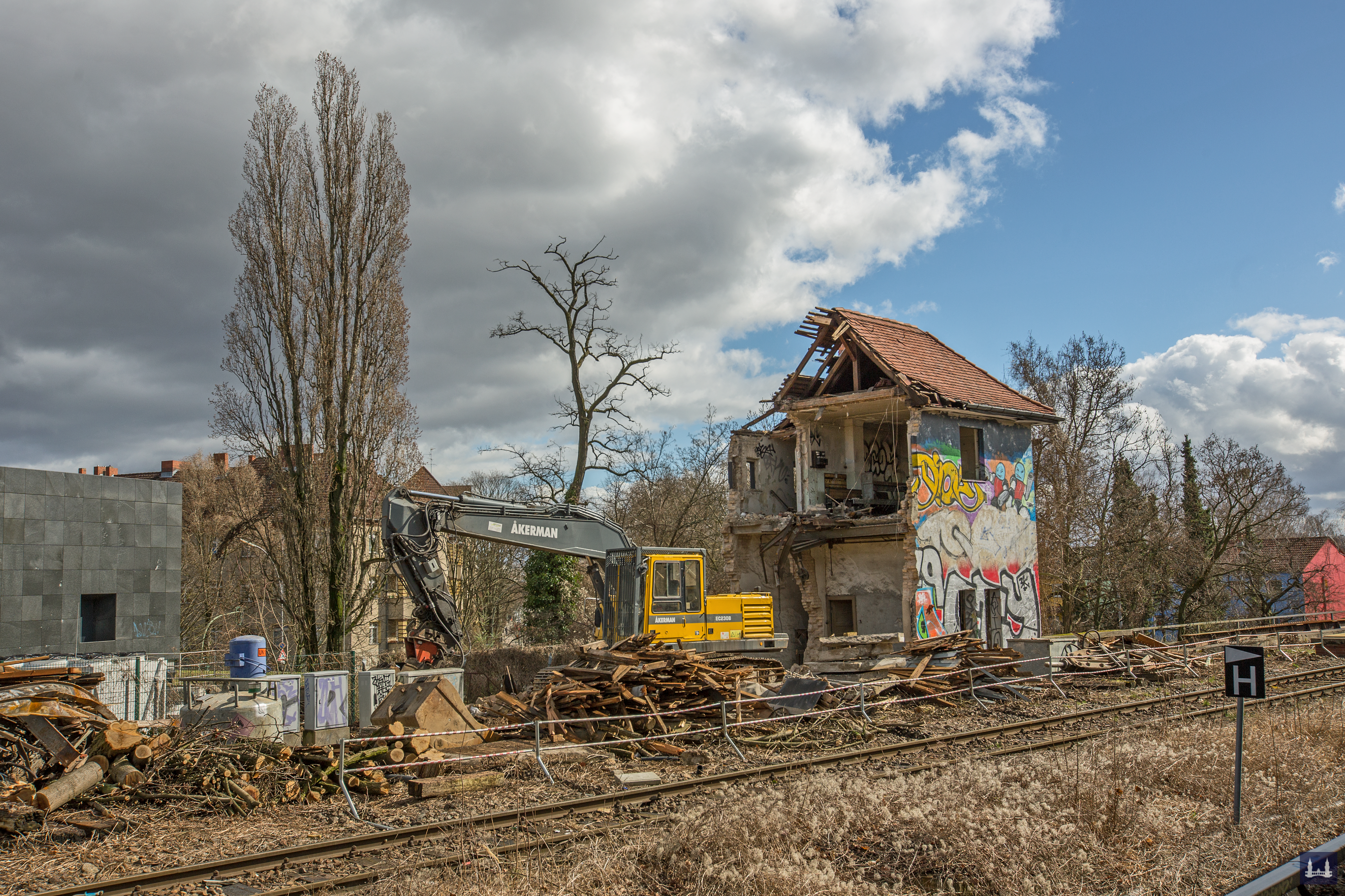 Berlin - Tempelhof. Stellwerk Tfd Attilastraße. Blick auf das Stellwerk vom Bahnsteig aus auf die Abbrucharbeiten.