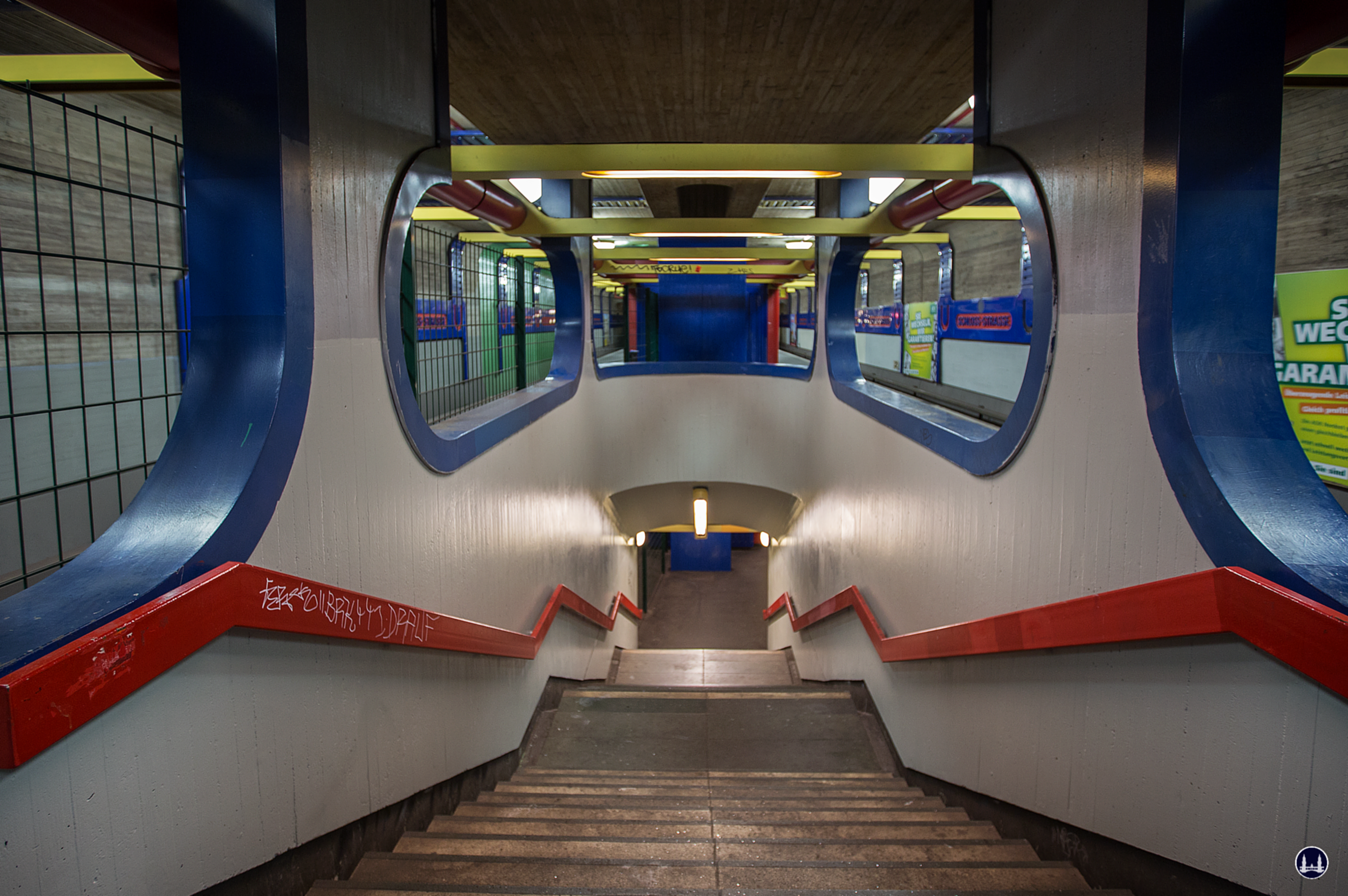 Das Ensemble U - Bahnhof Schloßstraße.Treppenabgang von der Bahnsteigmitte zum Untergeschoss Richtung Osloer Straße.