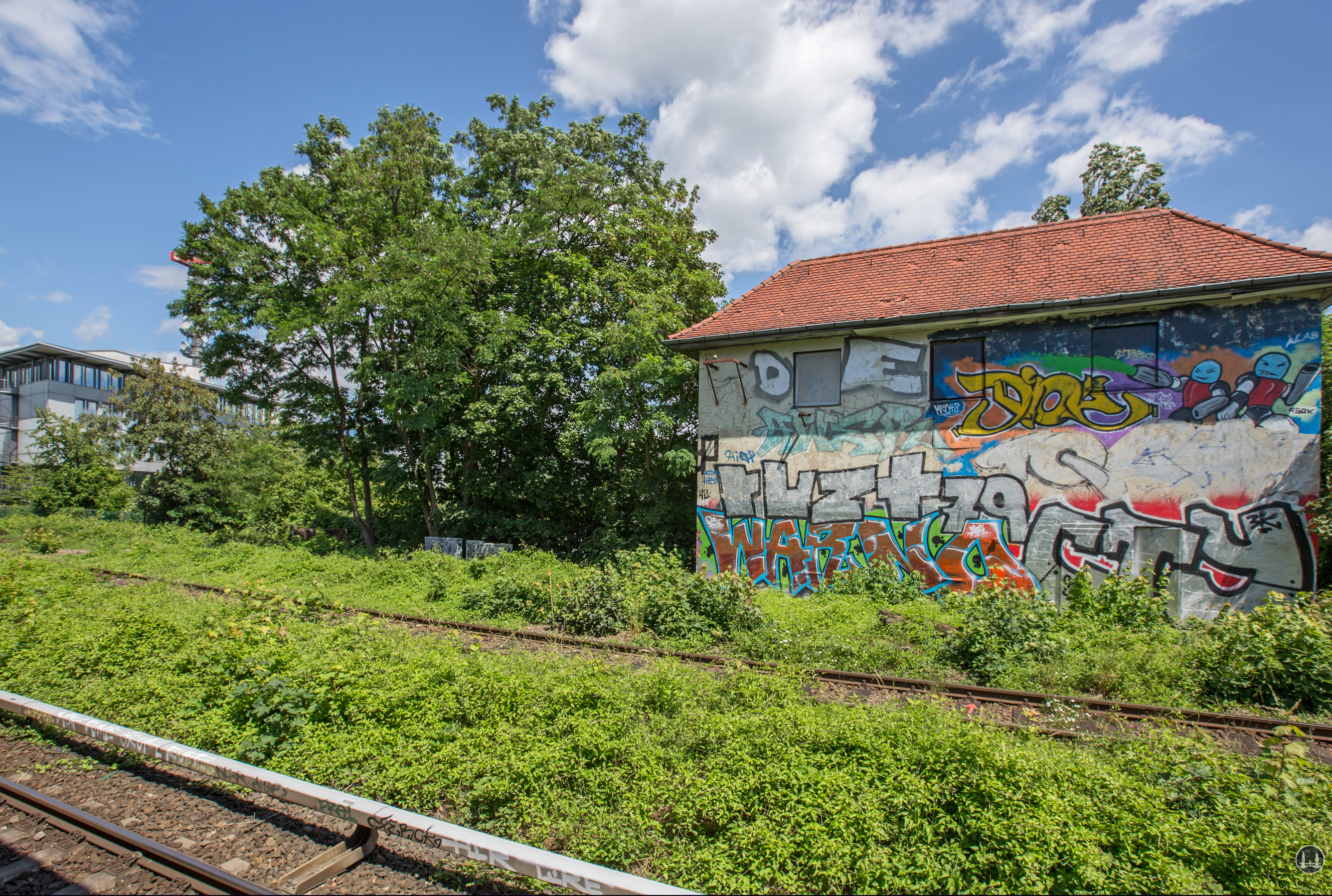 Berlin - Tempelhof. Stellwerk Tfd Attilastraße. Blick vom Bahnsteig auf das Stellwerksgebäude.