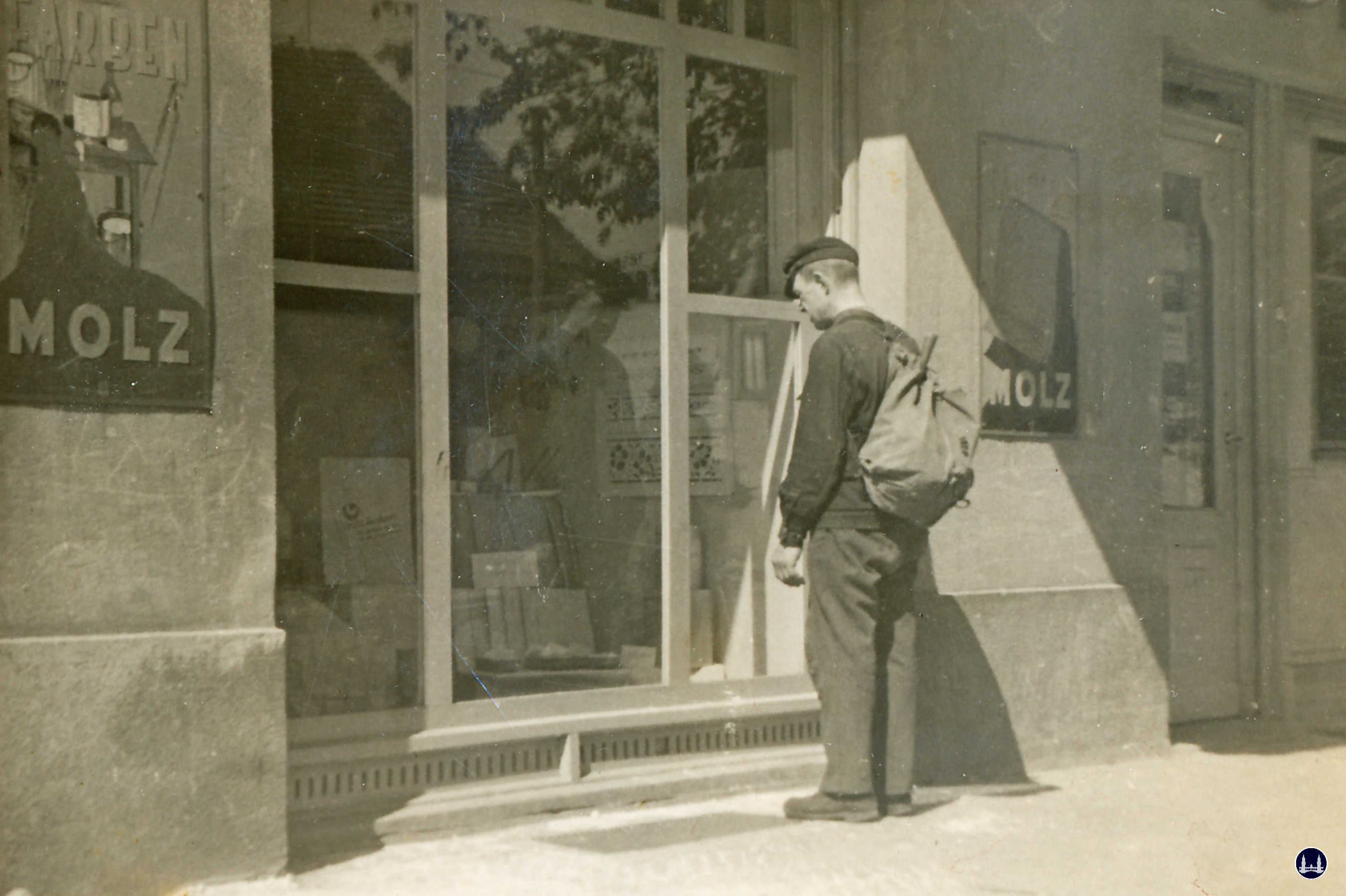 Molz Raumdesign am Mariendorfer Damm. Kunde vor dem Schaufenster in der Nachkriegszeit.