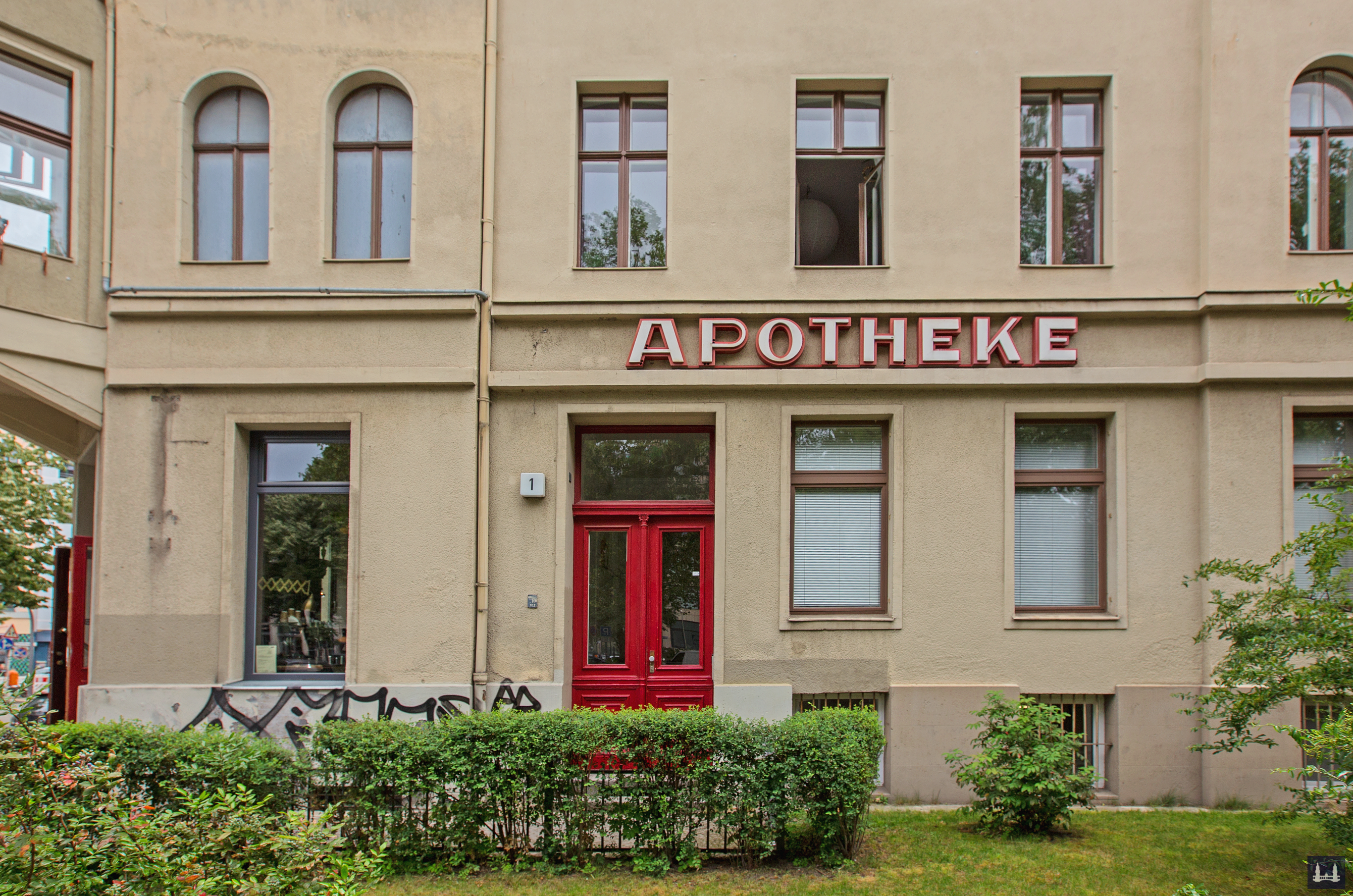 Oranien - Apotheke und Brasserie Ora, Berlin - Kreuzberg. Fassadenansicht Erklenzdamm.