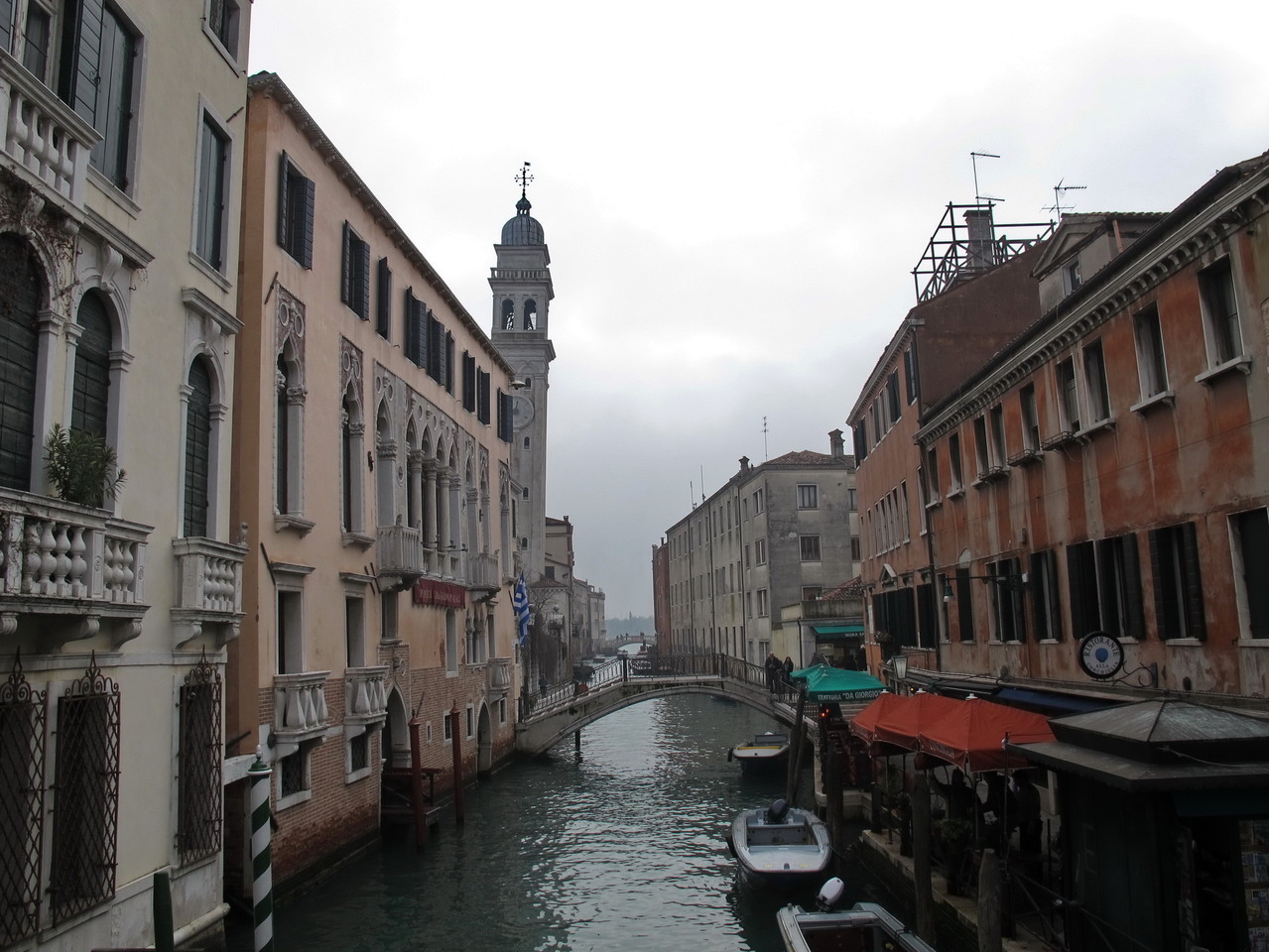 Мосты, каналы, винтажные домики с разноугольным креном - венецианские городские зарисовки.