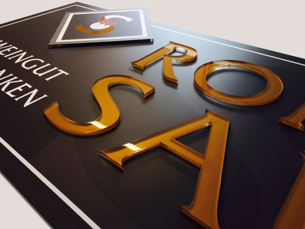 Wunderschones Firmenschild Fur Weingut Roman Sauer Worle Medien Partner Fur Druck Werbetechnik Und Beschriftung In Wurzburg