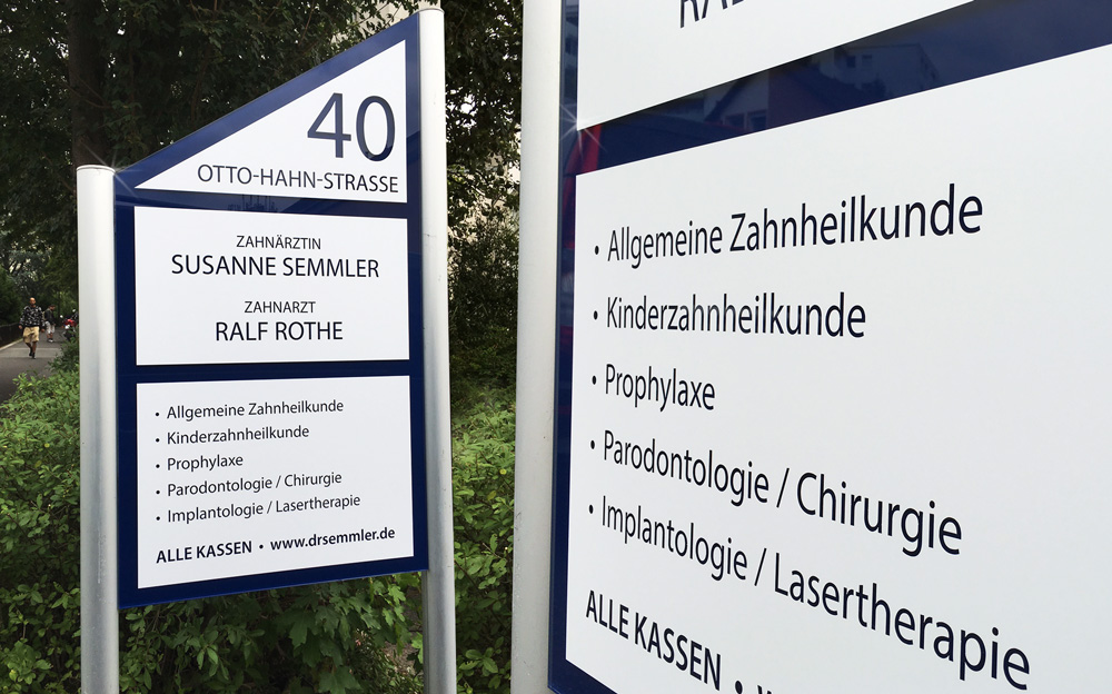 Praixis-Schilderanlage mit Acrylglas u. Matt-Folierung (© WÖRLE medien, Werbetechnik Würzburg)