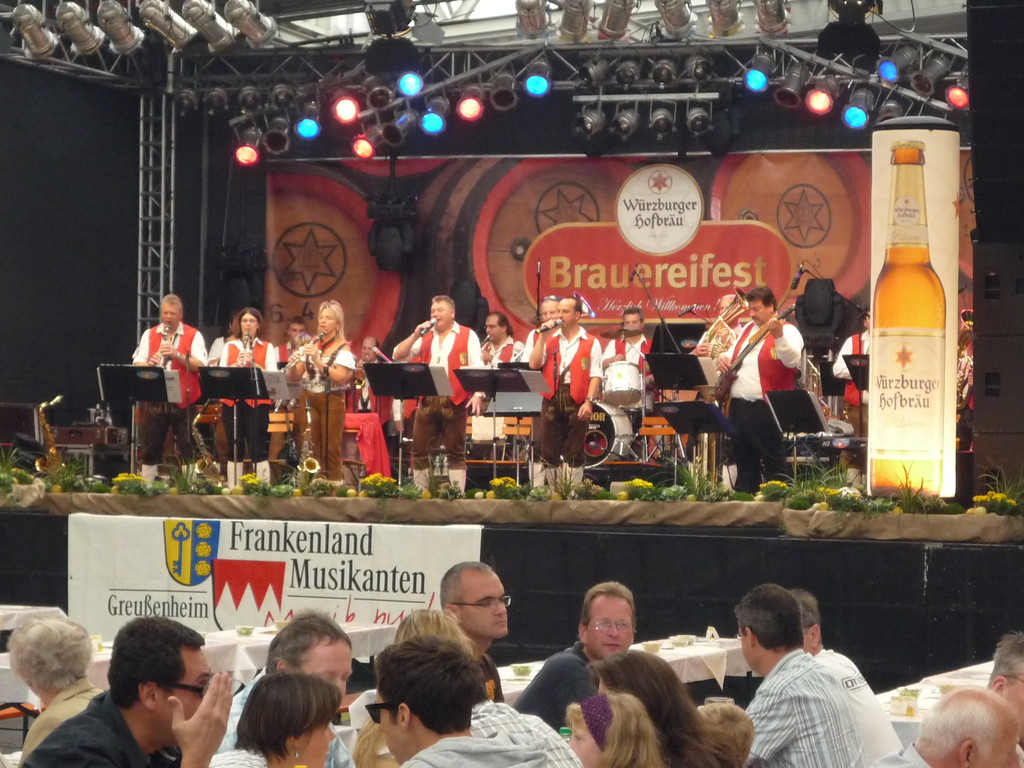 Würzburger Hofbräu, Bühnenbanner (© WÖRLE medien, Werbetechnik Würzburg)