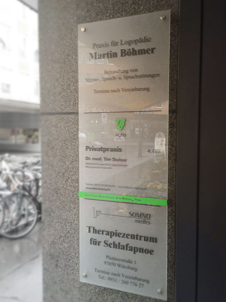 Praxisschild (Glas) mit Plottfolienbeschriftung, Werbetechnik, Schild, Beschilderung (© WÖRLE medien, Werbetechnik Würzburg)