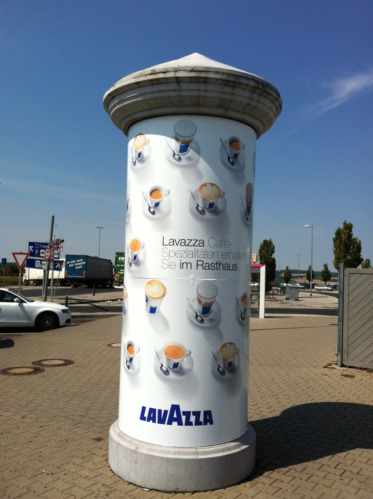 Lavazza Litfaßsäule Raststätte Würzburg, Werbetechnik (© WÖRLE medien, Werbetechnik Würzburg)