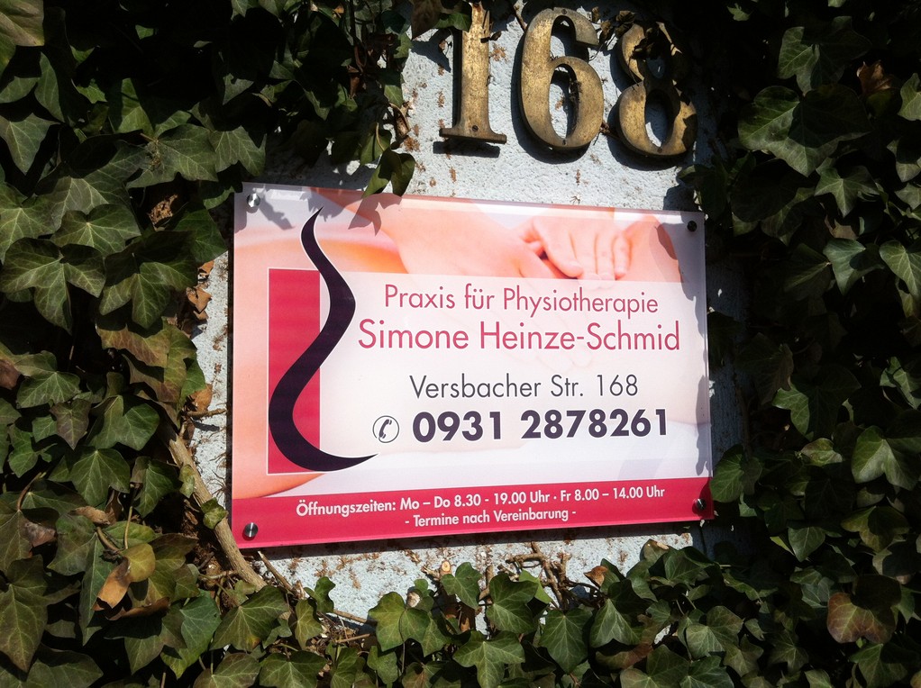 Acrylglas-Firmenschild, Werbetechnik, Acylglas Schild (© WÖRLE medien, Werbetechnik Würzburg)