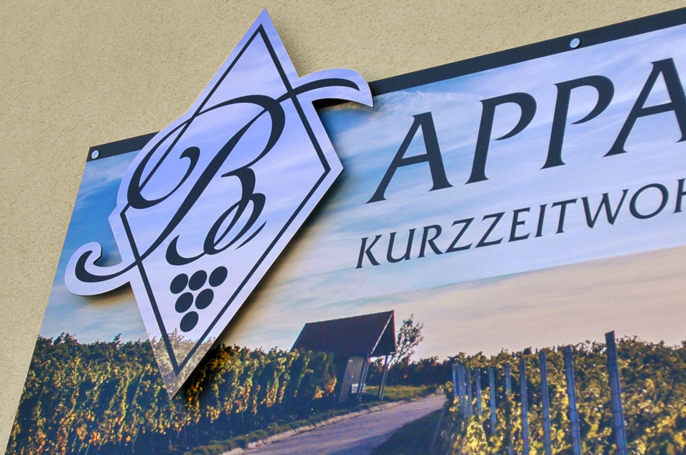 Aluverbundschild mit konturgefrästem Logo, Werbetechnik, Schild, Beschilderung (© WÖRLE medien, Werbetechnik Würzburg)