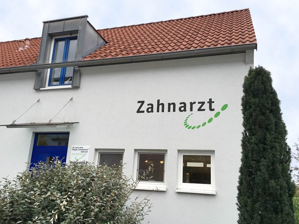Schablonenfolie für Malerarbeiten, Schablone, Maler, Wandbeschriftung, Firmenlogo Hauswand (© WÖRLE medien, Werbetechnik Würzburg)