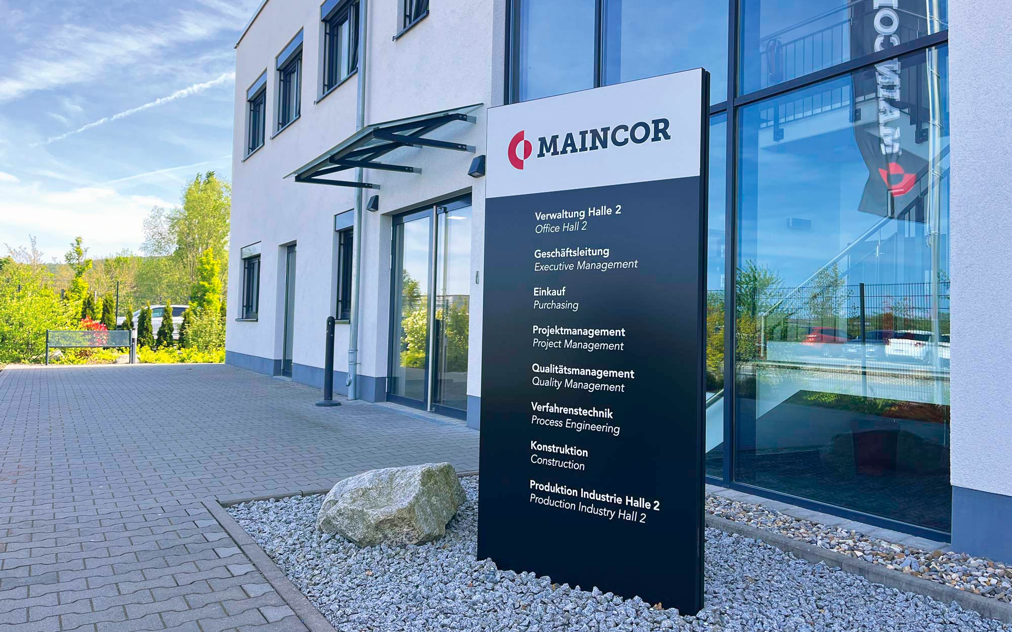 MAINCOR Außenaufsteller, Schilder & Wegweiser auf Werksgelände