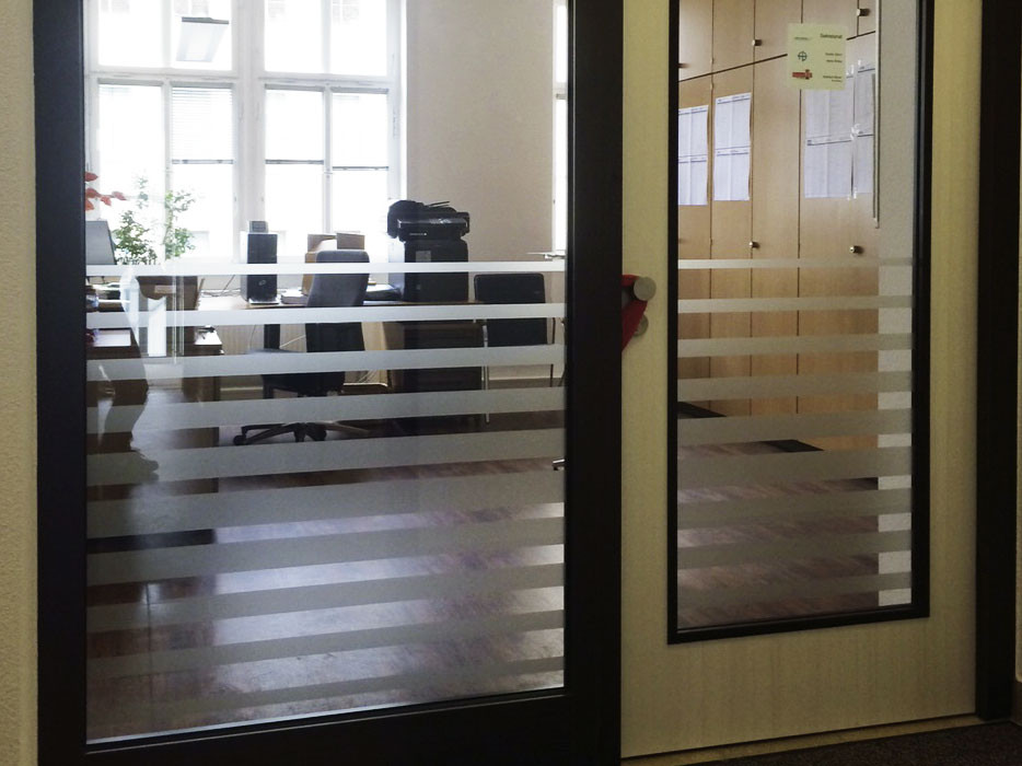Büro-Sichtschutzbeklebung Glasdekor Mattlglasfolie, Beschriftung, Glasfenster, Werbetechnik, Flachglasfolierung (© WÖRLE medien, Werbetechnik Würzburg)