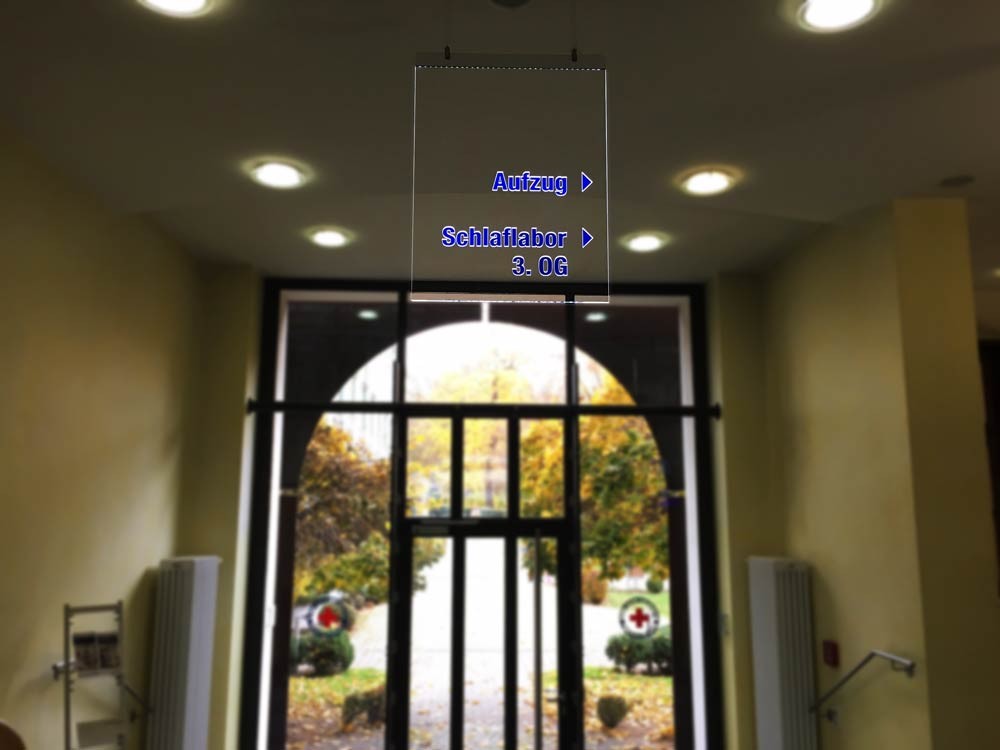 Beleuchtetes Acrylglasschild (Wegweiser) mit LED-Ausleuchtung (© WÖRLE medien, Werbetechnik Würzburg)