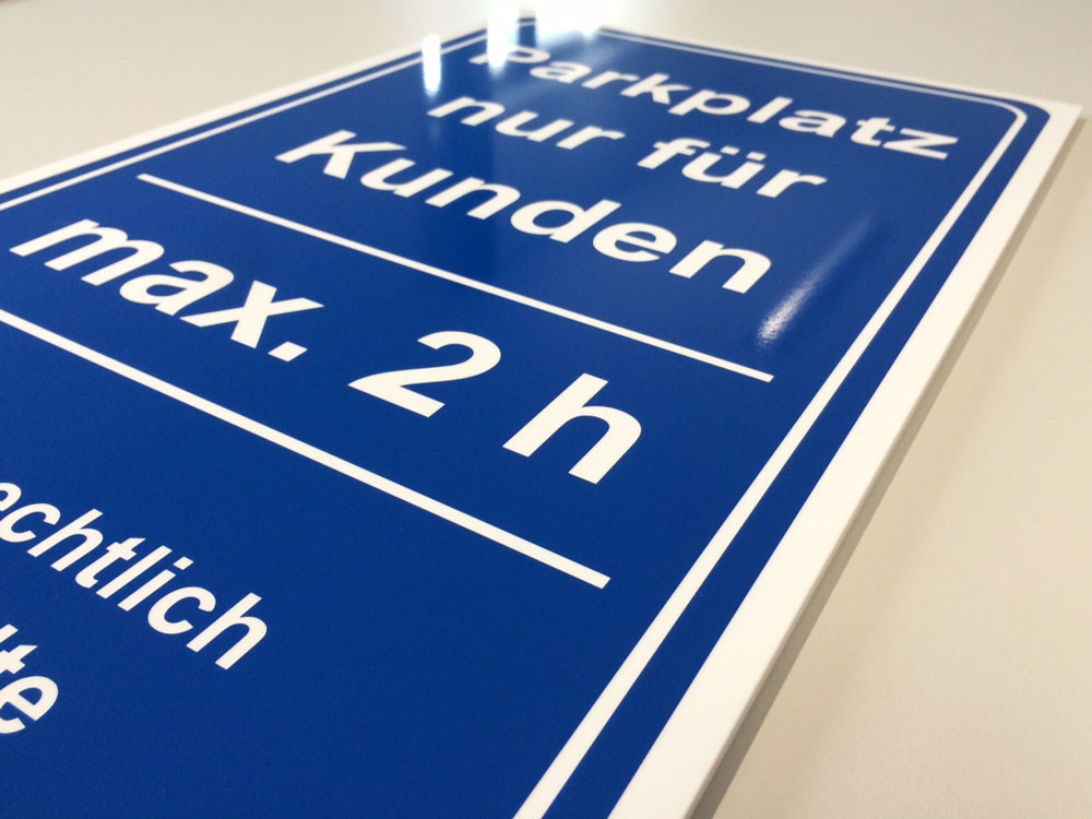 Parkplatzschild aus Acrylglas weiß, Werbetechnik, Schild, Beschilderung (© WÖRLE medien, Werbetechnik Würzburg)