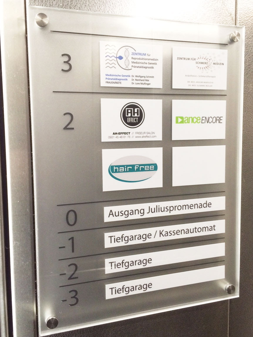 Beschilderung in einem Aufzug (Acrylglas-Sandwich), Werbetechnik (© WÖRLE medien, Werbetechnik Würzburg)