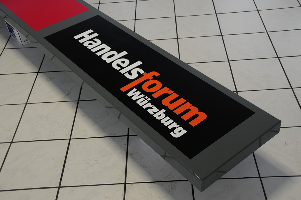 Firmenschild, Werbetechnik, Haube (© WÖRLE medien, Werbetechnik Würzburg)