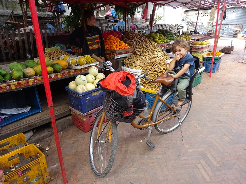 Mit dem Fahrrad eine Runde drehen und am Markt Früchte kaufen