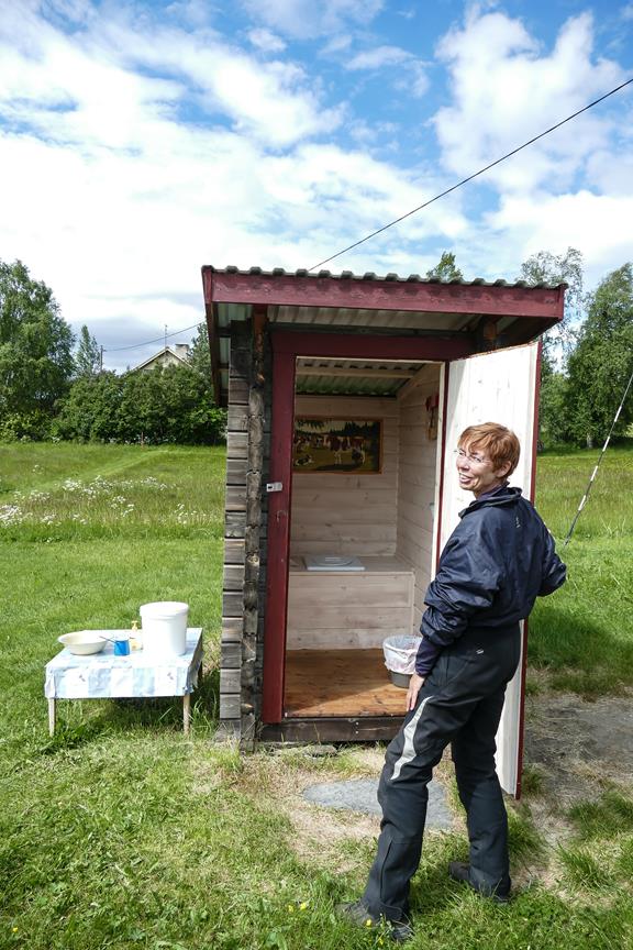 die Toilette eines gemütlichen Cafés, auch piekfein eingerichtet.