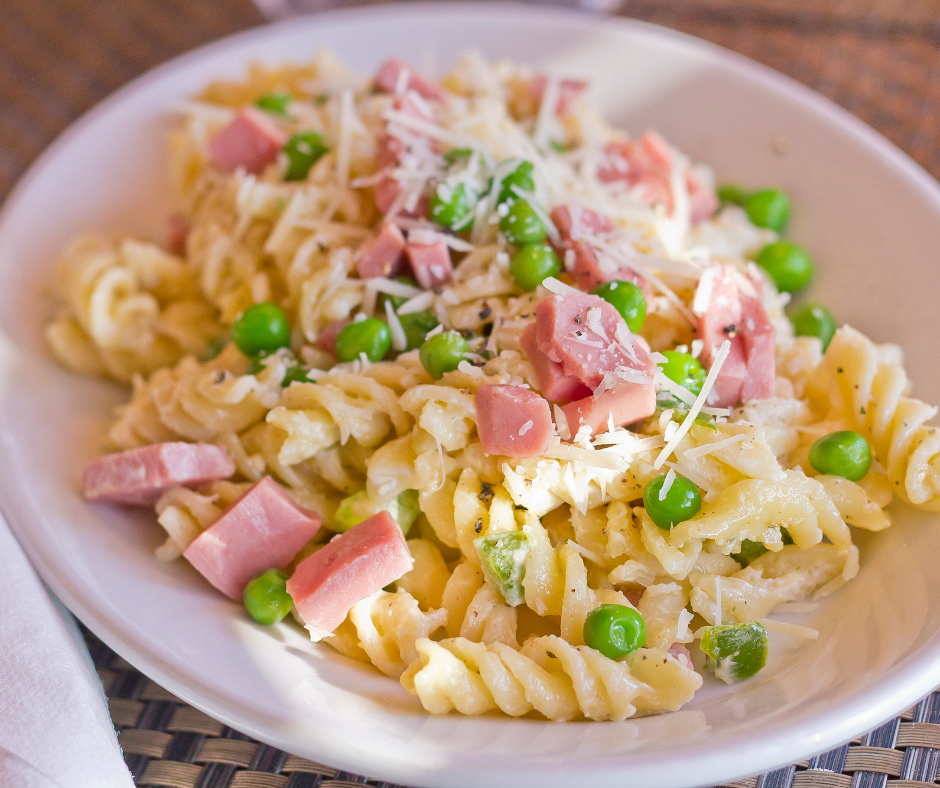 Nudelsalat mit Erbsen und Schinken