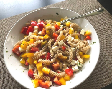 Nudelsalat mit Paprika und Feta