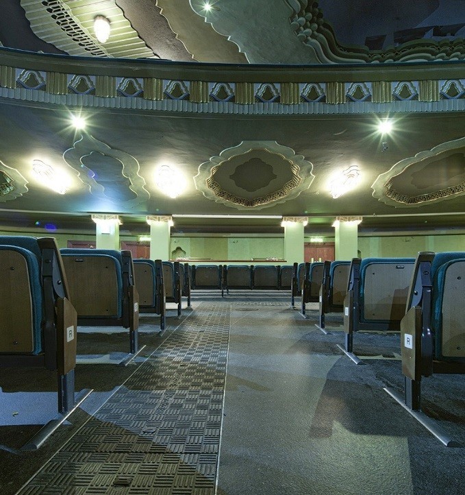 Dezente Faserverbundpanels im Theater