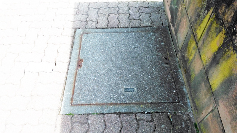 Alte, unsanierte Schachtabdeckung bei AVG Ettlingen