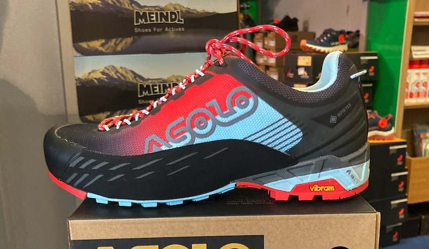 Asolo Eldo, ein leichter und wendiger Schuh für technische Zustiege und Tageswanderungen. Damenmodell in rot-blau.