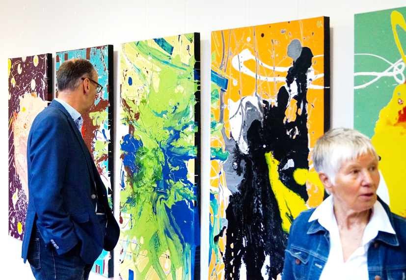 Einzelausstellung in der VHS Oldenburg, Vernissage, 2017, Sarah Esslinger-Dahlmann, über 50 farbintensive, abstrakte Werke