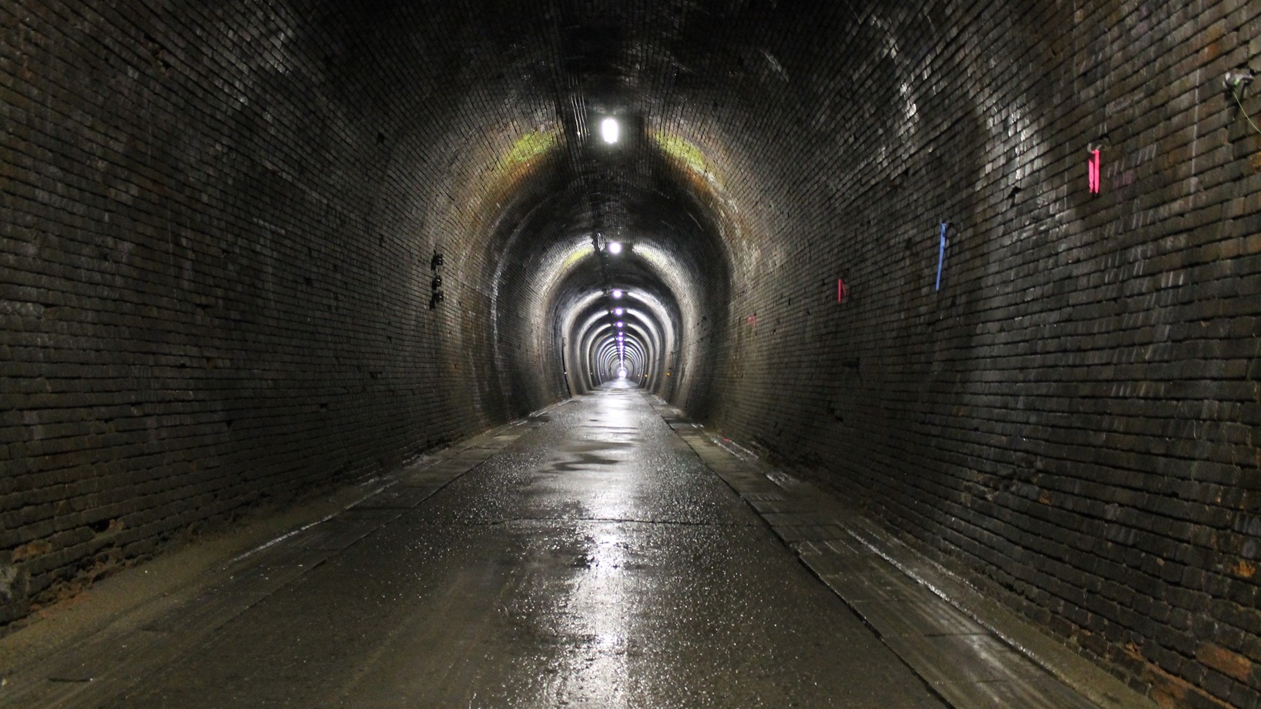 山中トンネル内部。