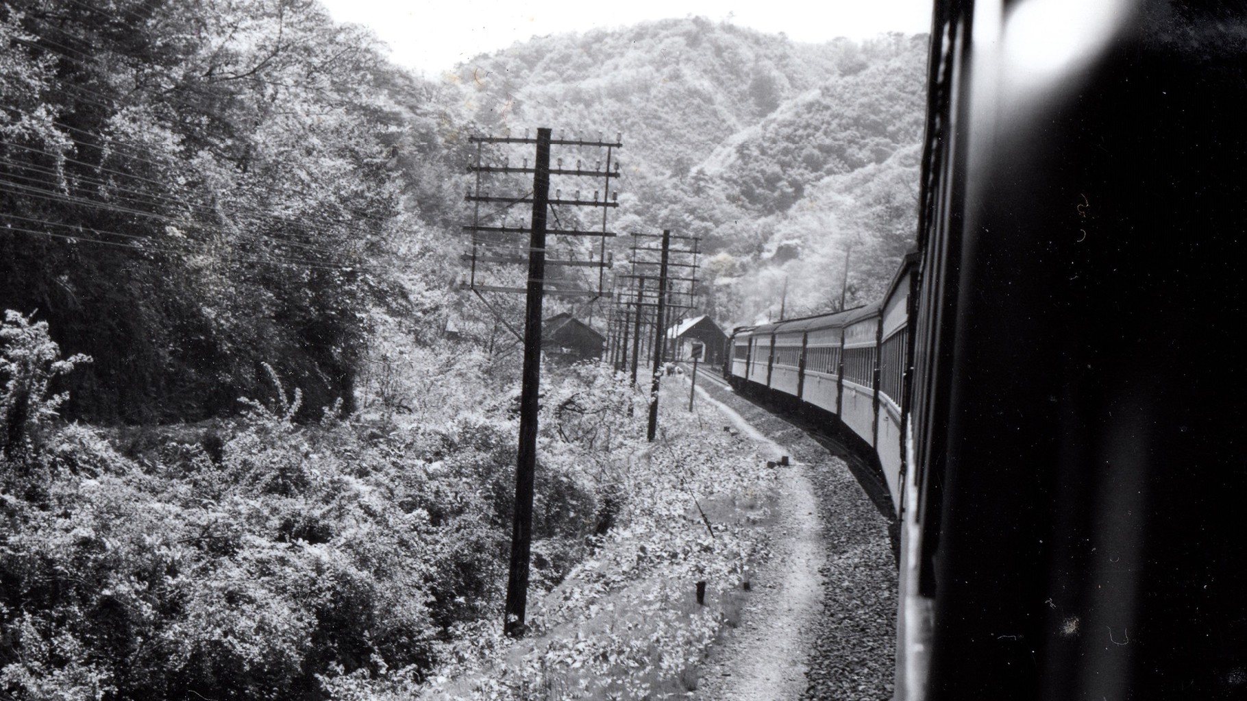 昭和３７年当時、列車より前写真と同じ場所で撮影したもの。