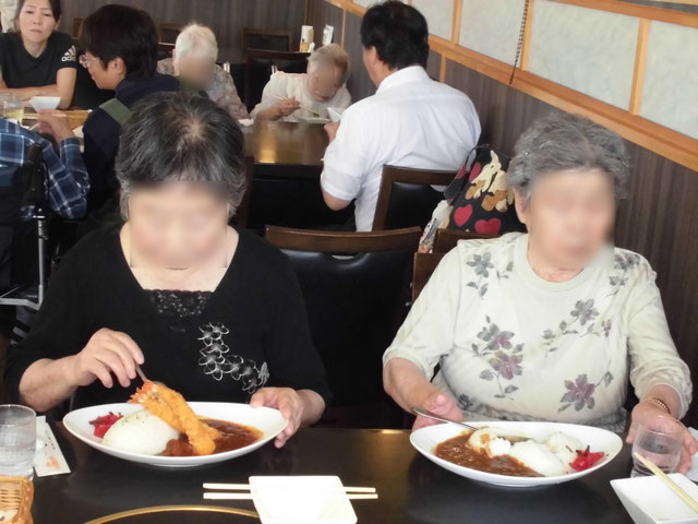 ご利用者の方がレストハウスで食事している画像