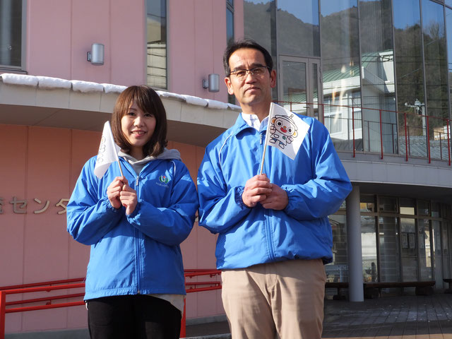 旗を持って立つ男性と女性