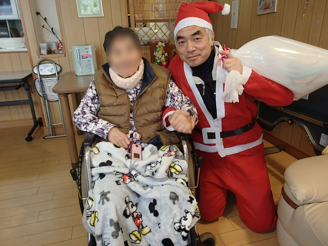 サンタとご利用者様が並んで記念撮影